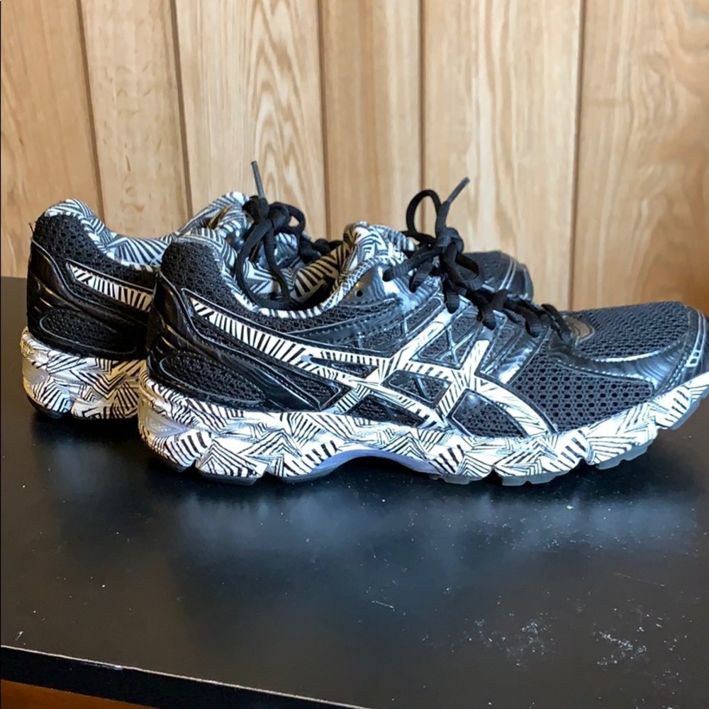 Woman’s Gel ASICS T48AQ size 9.5